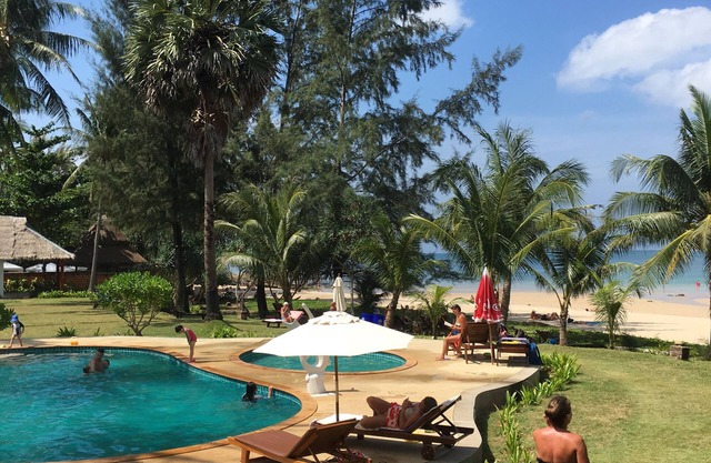 Good Days Lanta Beach Resort