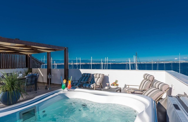 Good Life, Luxury Seafront Apartment