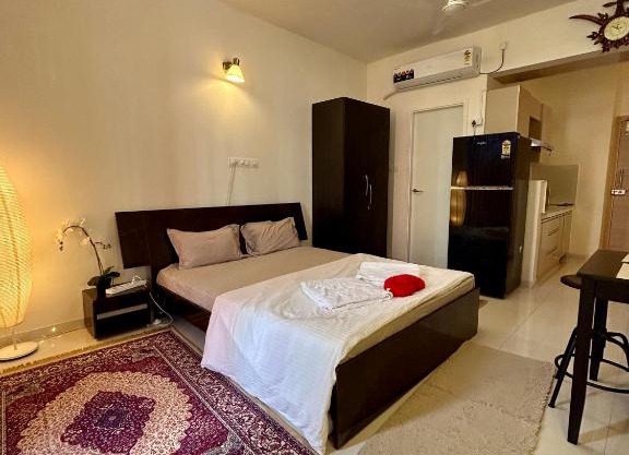 Good Stay Pool view stylish Studio Apartment,6km from Airport, 307