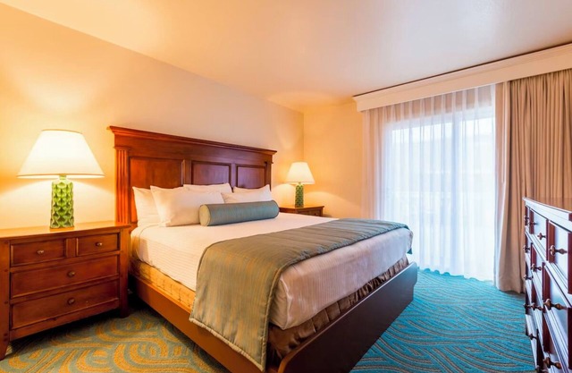 Good-Value Accommodation! 3 Convenient Units, Kitchen, Onsite Parking!