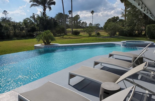 ¡Esquí acuático, golf y tenis en el lugar! ¡Dos Master Suites! Piscina privada y spa!