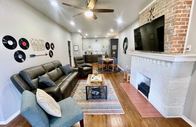 Good Vibes Chickasha | Fiber | TV | W/D | Parking!