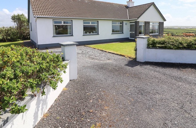 GOODLANDS COTTAGE, pet friendly in Miltown Malbay, County Clare