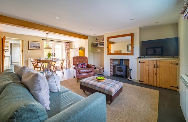 Goose Cottage - Immaculately presented brick and flint cottage with marsh views