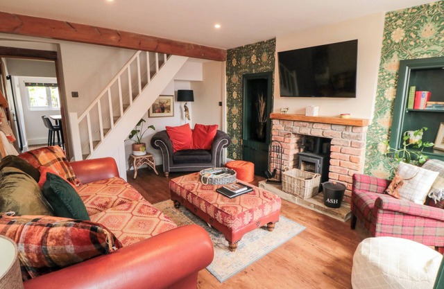 GOOSEDALE COTTAGE, pet friendly, with open fire in Cloughton