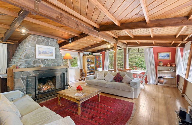 Gorgeous family-sized rustic Holiday Chalet in Arthurs Pass. Tranquil setting!