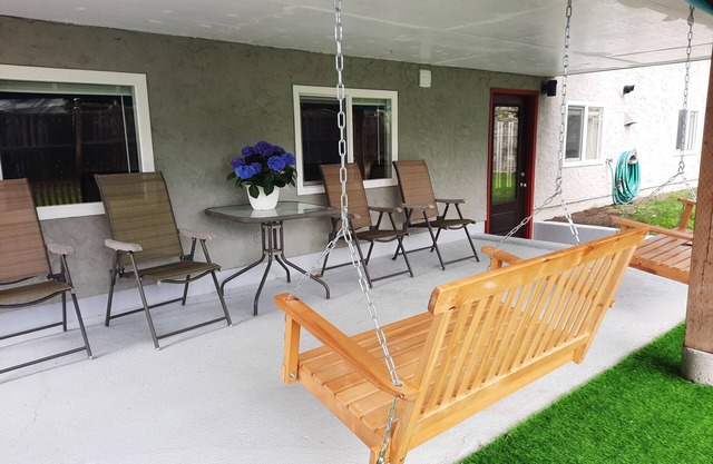 Private & Quiet 2 Bathrooms Yard Patio Work Area Full Breakfast