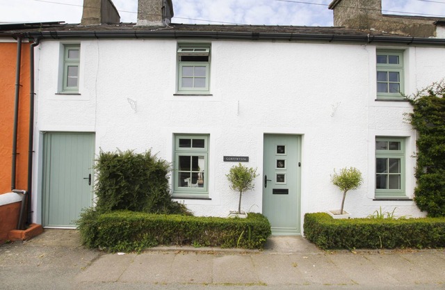 GORFFWYSFA, family friendly, with a garden in Four Mile Bridge