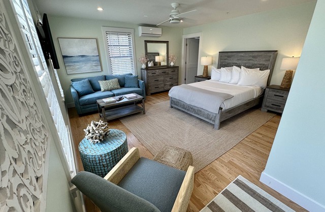 Gorgeous 1 Bed/ 1 Bath/ Dog Friendly (Sleeps 4) Newly Renovated with Parking off Thames St.