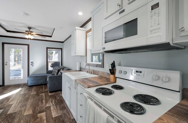 Gorgeous 1-Bedroom Tiny Home 1/2 Mile from Marina and Boat Ramp #409!