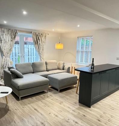 Gorgeous 2 bed apartment with free parking near, Sefton Park, Palm House, Lark Lane, Liverpool and Everton football clubs