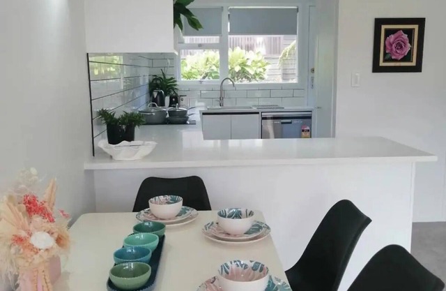Gorgeous 2 Bed Rooms & Garage Centre Takapuna