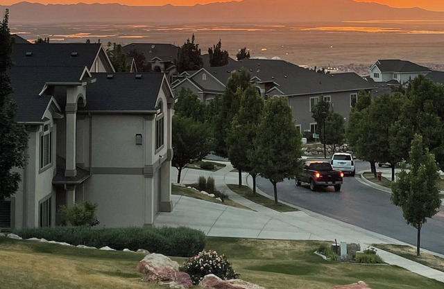 Gorgeous 2 bed townhome with skiing, hiking, biking, 10 min SLC.