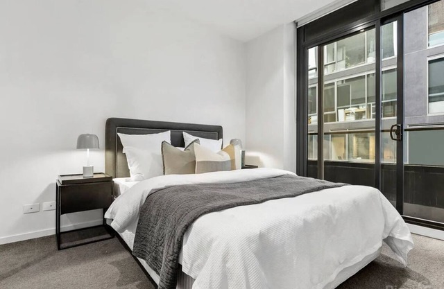 Gorgeous 2 bedroom apartment in a secure clean building just under a km from mcg