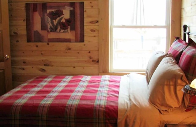 Gorgeous 2 Bedroom on Nelson Lake w/ Direct to miles of Snowmobile trails