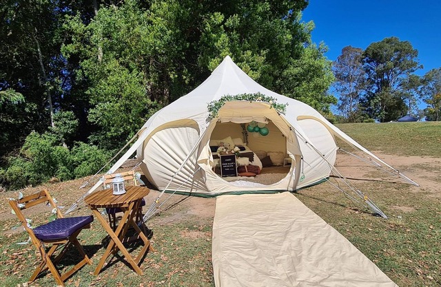 Gorgeous 2 bedroom tiny house plus luxury Glamping.