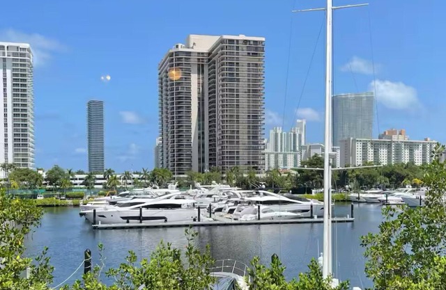 Gorgeous 2B/2B @ heart of Aventura WIFI/PARKING
