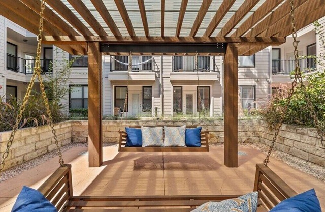 Sunlight-Filled Loft 2B w/Downtown View, Pool, Gym