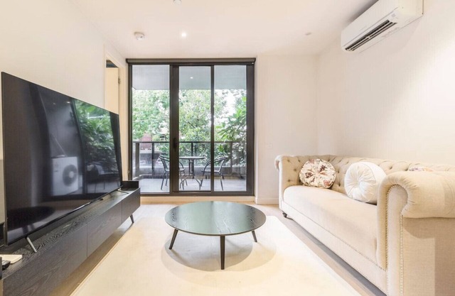 Gorgeous 2brm in leafy Elwood