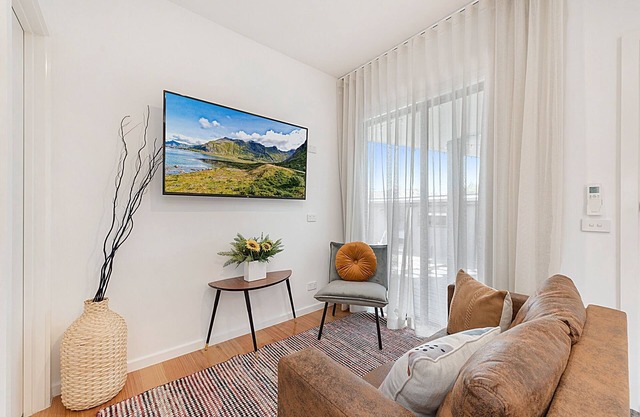 Gorgeous 3-Bed House with Spacious Shared Backyard