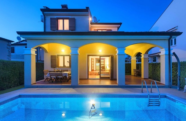 Preciosa Villa Rosa de 3 dormitorios con piscina privada