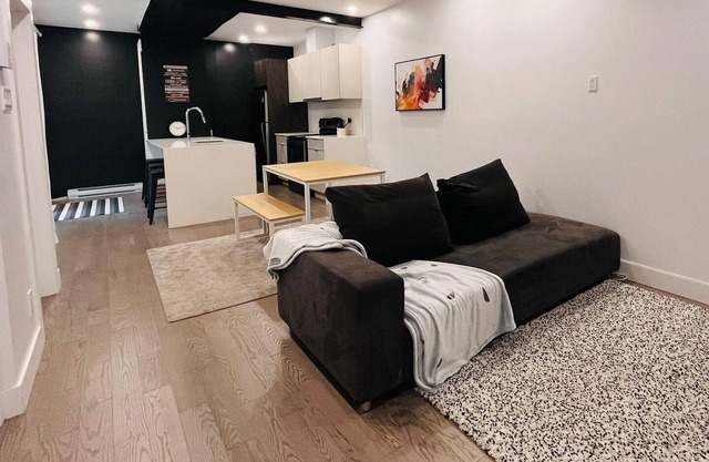 Gorgeous 3bd, Free Street Parking. Pet Friendly
