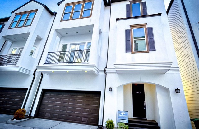Gorgeous 3BD Townhouse in trendy area near downtown
