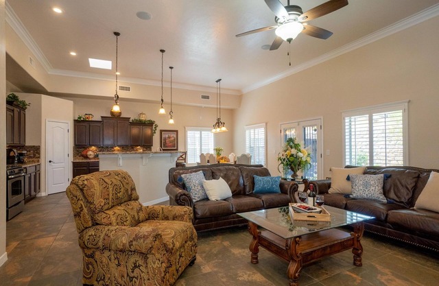Gorgeous 4 bedroom home with luxury amenities