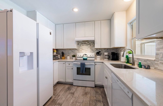 Gorgeous 4-bedroom Pool House in Bradenton with WiFi and AC