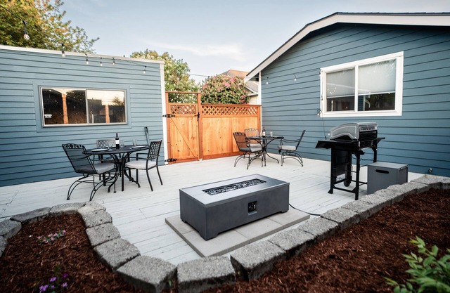Gorgeous 4bd/3ba House w/AC 1 block from Light Rail