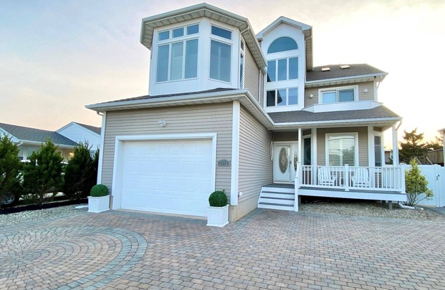 Gorgeous 5 bed, 4.5 bath just houses to the beach, sleeps 12! Amazing location!