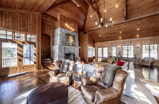Gorgeous 6 bedroom | 6 bathroom cottage with living quarters in Boathouse!
