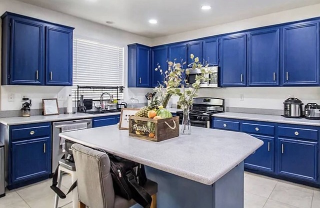 Gorgeous 6bed 4 bath Comfy Home