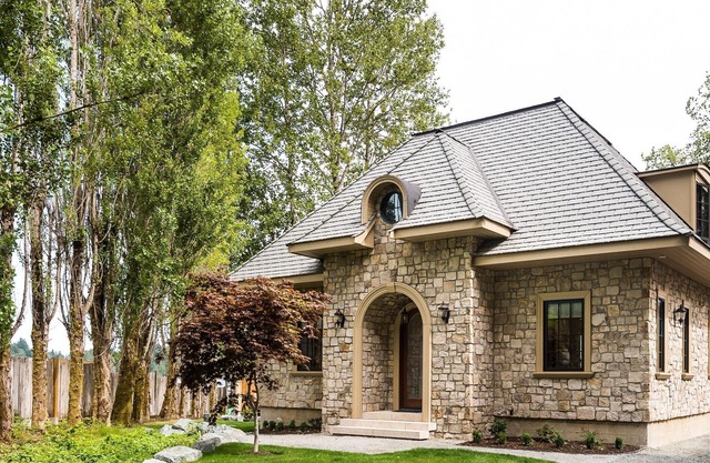 Encantador All Stone French Country Lakefront Cottage - Lago Shawnigan