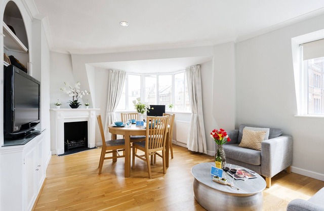 Preciosa y luminosa de una habitación en el moderno Chelsea
