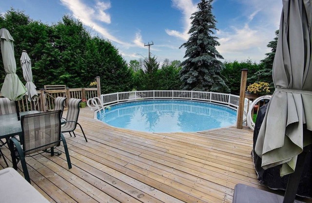 Gorgeous and spacious Winfield Chalet just steps away from Georgian Bay!