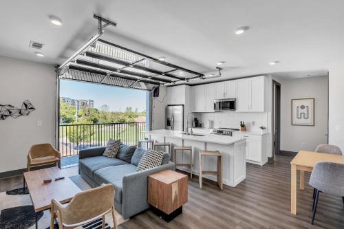 Gorgeous Apt for 8 with Rooftop & Gym Near DT