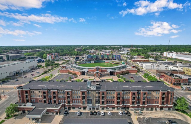 Gorgeous Apt w/ Balcony - Walk to Stadium & Lansing Center