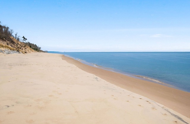 Gorgeous Beach! Lakefront + Wooden Deck