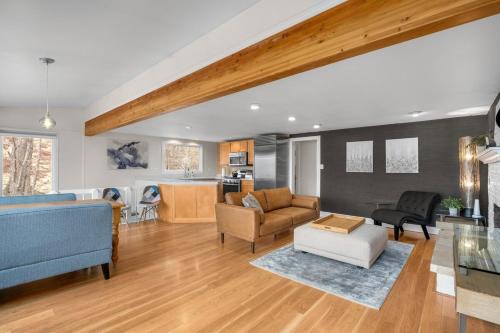 Gorgeous Beach! Lakefront with large Wooden Deck