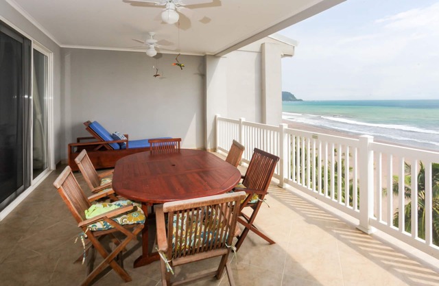 Precioso condominio frente a la playa con acceso a la piscina compartida y vistas increíbles del océano!