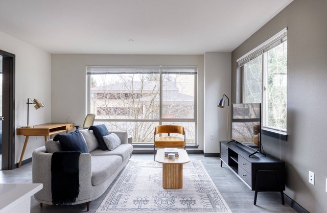 Gorgeous Bellevue 2BR w/ W/D, Gym & Roof in walkable area, by Blueground