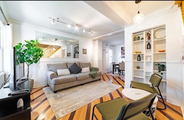 Gorgeous & Bright Uptown Home w Parking