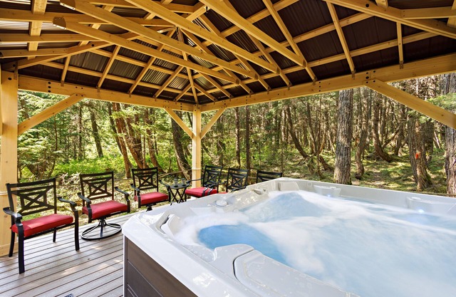 Gorgeous cabin-style home huge private hot tub, beautiful deck & fireplace