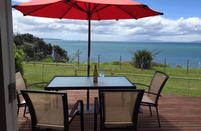 Gorgeous Cliff Top Kiwi Bach frente al mar