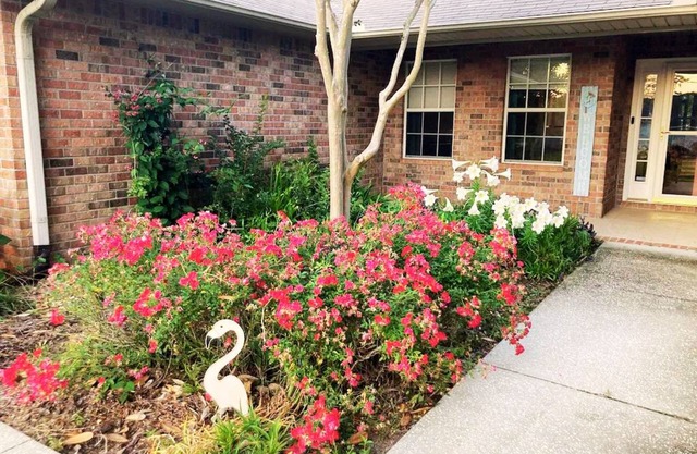 Gorgeous Coastal Cottage minutes to the beach!