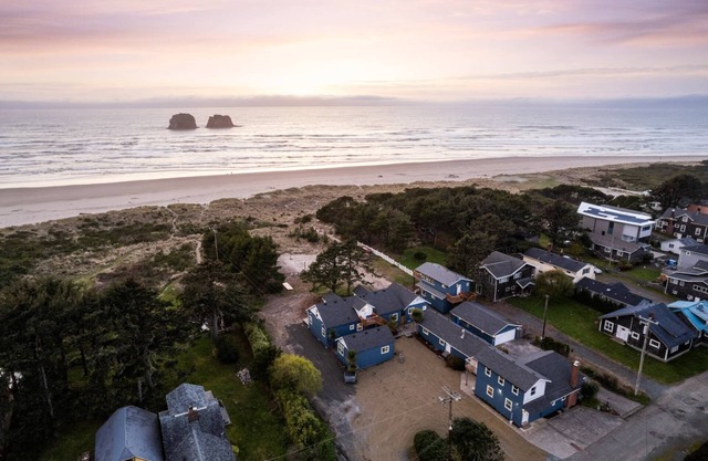 Gorgeous Coastline Setting, Pet Friendly, Seconds to Beach, Community Fire-Pit, Volleyball - Unit 12