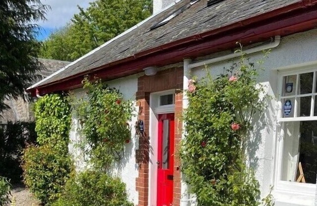 Gorgeous Comrie Cottage, hot tub & mountain views