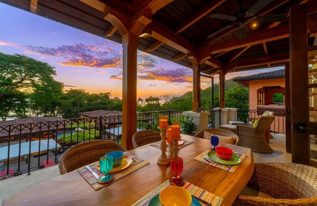 Gorgeous condo with an incredible ocean view- A few steps to the beach