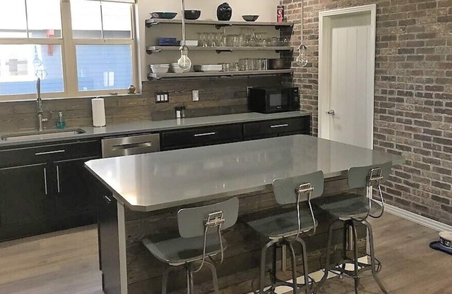 ¡Magnífico, contemporáneo, plano de planta abierto para su familia y cachorro!